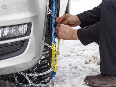 Wie Schneeketten4u Ihnen hilft, Schneeketten für Autos mit wenig Platz im Radkasten zu finden