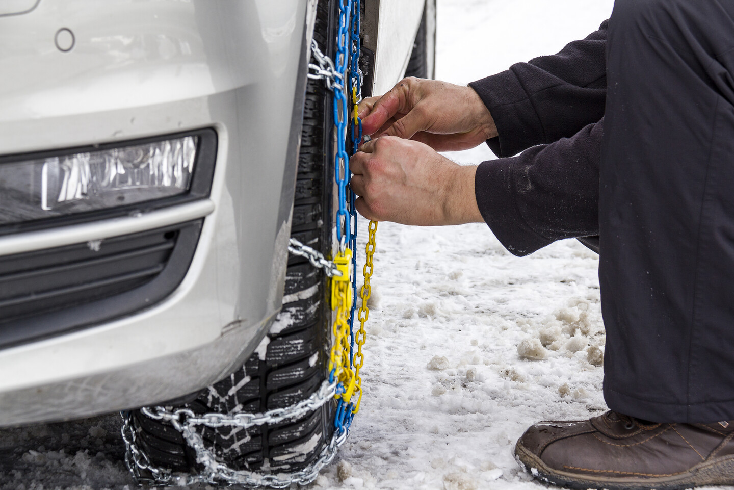 Wie Schneeketten4u Ihnen hilft, Schneeketten für Autos mit wenig Platz im Radkasten zu finden