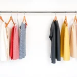 Organisieren Sie Ihre Kleidung mit 100 Stück Kleiderbügel, stilvoll und platzsparend in Samtoptik.