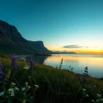 Erleben Sie eine faszinierende Reise nach Island, angeführt von Nordlichtern über einem Vulkansee mit blühenden Wiesen im Vordergrund.